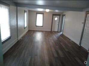 Building Photo - $1095 - 4 bed 1 bath - Single Family Home