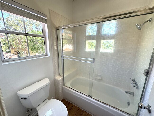 Building Photo - Beautiful 3Bd/2.5Ba Spacious Home in Tustin!
