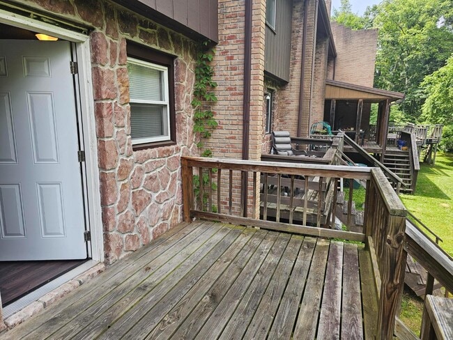Building Photo - 321 Emerald Dr