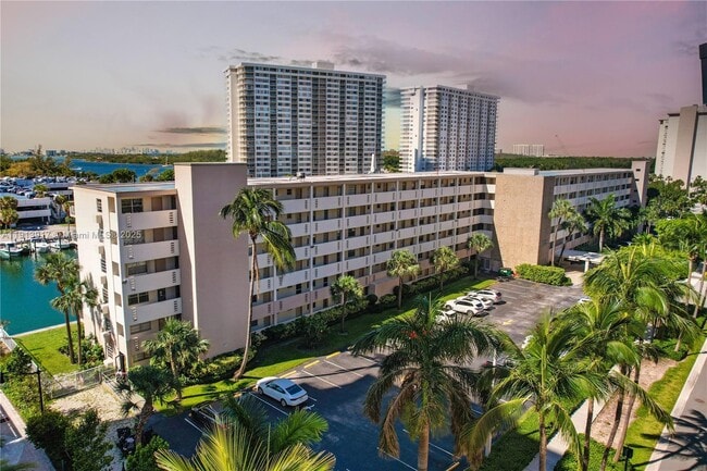 Building Photo - 220 Kings Point Dr