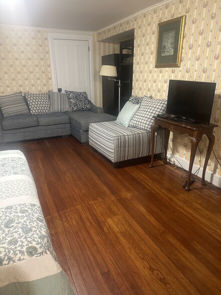 Main room - 7 Madison Pl