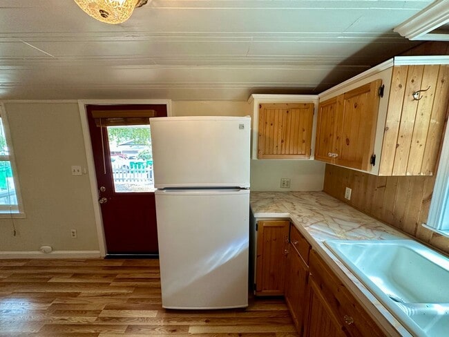Building Photo - charming 1-bedroom, 1-bathroom home locate...