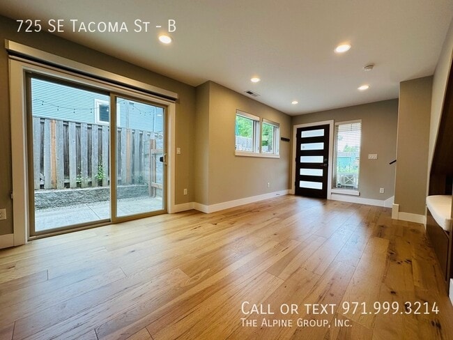 Building Photo - 725 SE Tacoma St