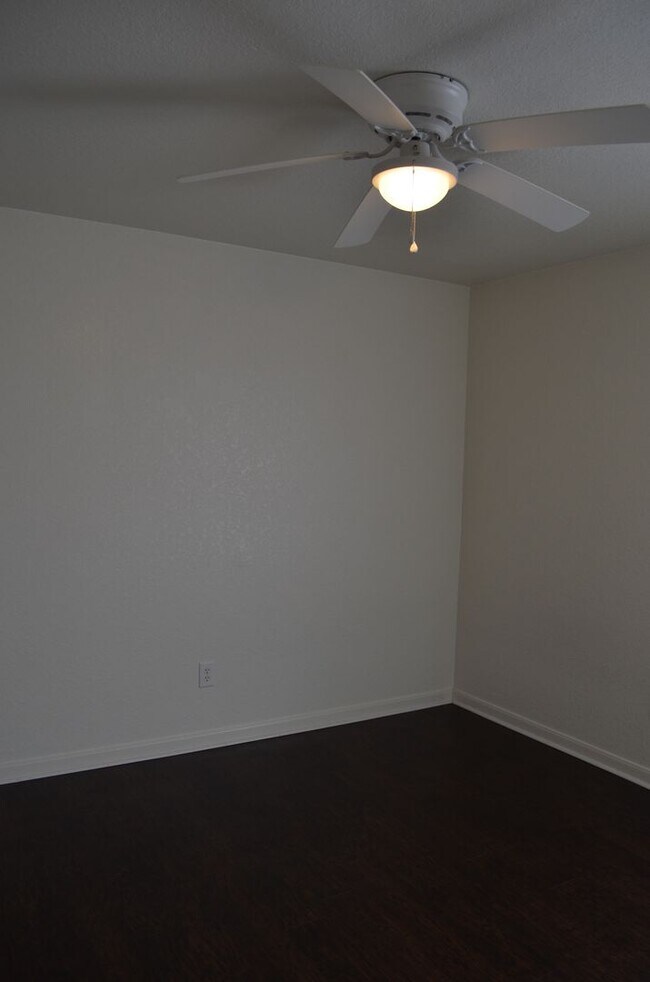 Building Photo - 2208 Wildewood Dr