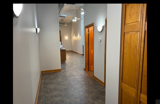 Building Photo - 16649 Oak Park Ave