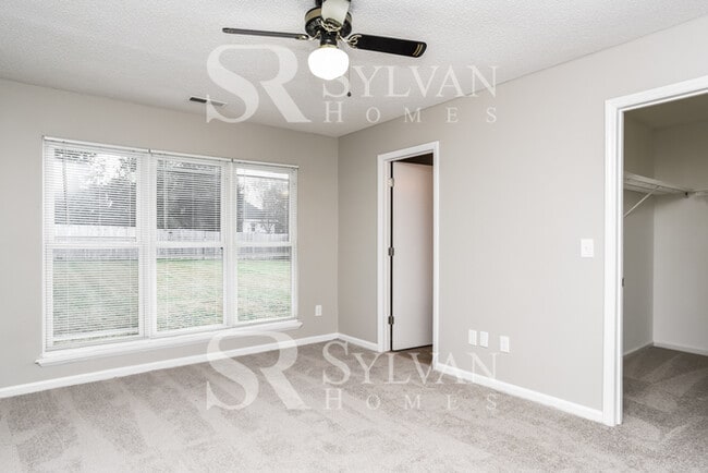 Building Photo - This home exudes a cheerful and welcoming ...