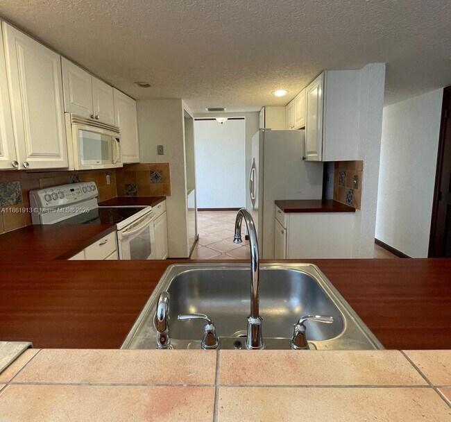 Building Photo - 6575 W Oakland Park Blvd