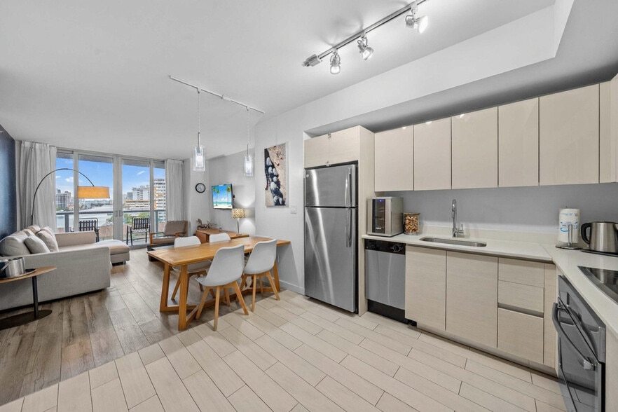 Building Photo - 2602 E Hallandale Beach Blvd