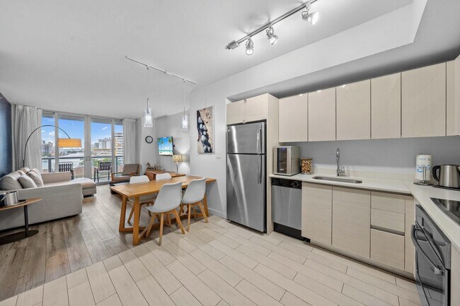 Building Photo - 2602 E Hallandale Beach Blvd