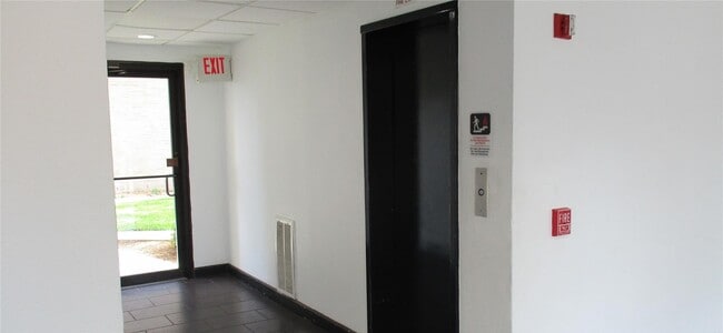 Building Photo - 3025 Walnut Bend Ln