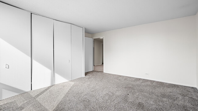 Building Photo - 899 S Plymouth Ct