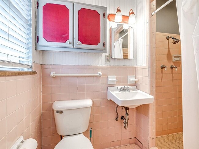 Building Photo - 1212 Lynnwood Dr