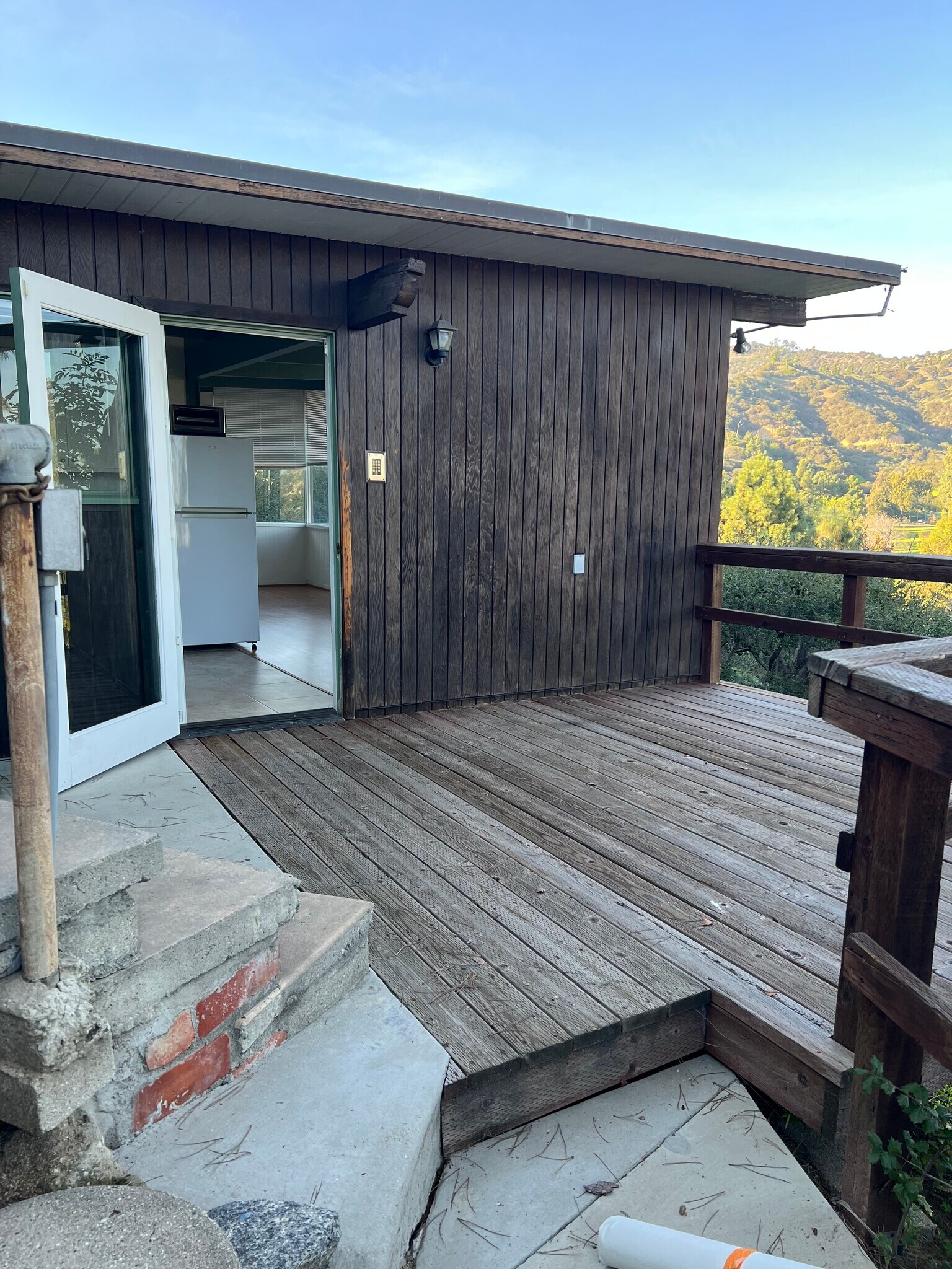 Building Photo - 2650 Glendower Ave