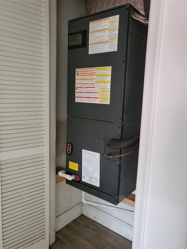 Building Photo - 2554 NW 52nd Ave