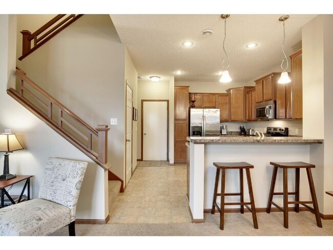 Building Photo - Pristine Woodbury 3 Bedroom Townhouse - Cl...