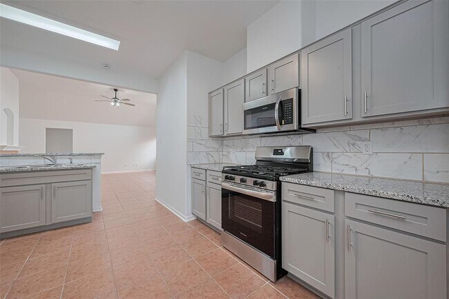 Building Photo - 12230 Hawthorne Hill Cir