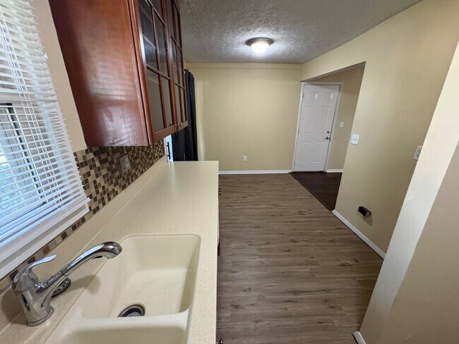 Building Photo - 508 Amor Pl