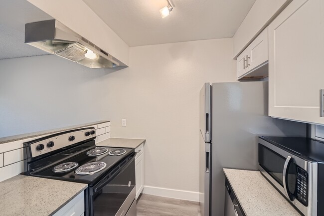 B1 Renovated - 2 Bed 1 Bath - Rise Lakeside