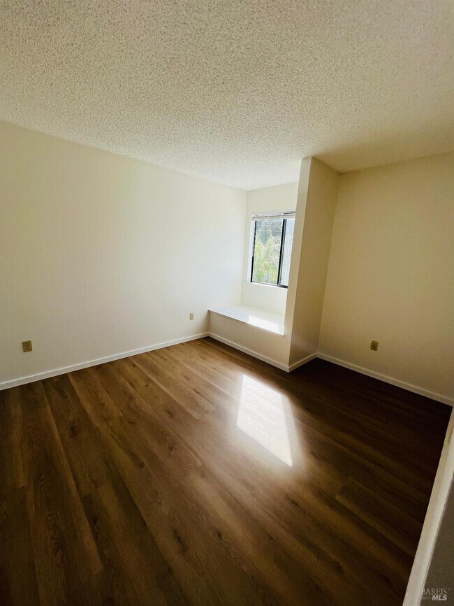 Building Photo - 111 Thresher Dr