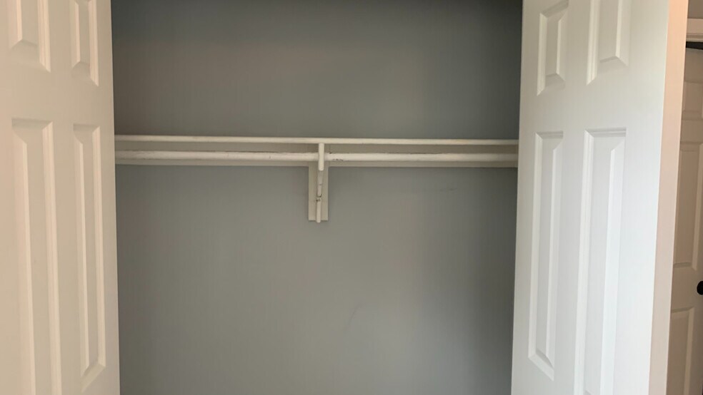 Building Photo - Room in House on Pineland Cir