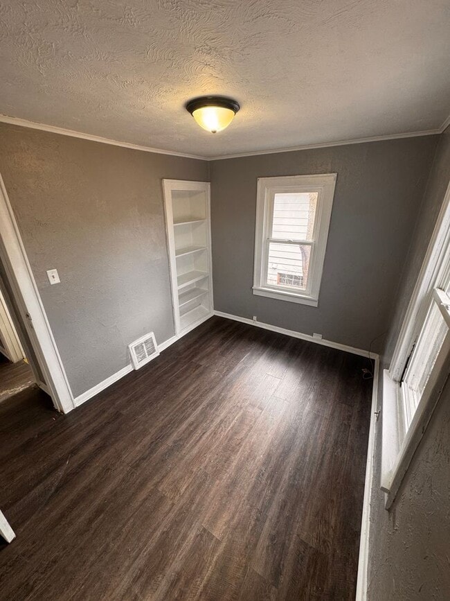 Building Photo - 2 Bedroom with Garage