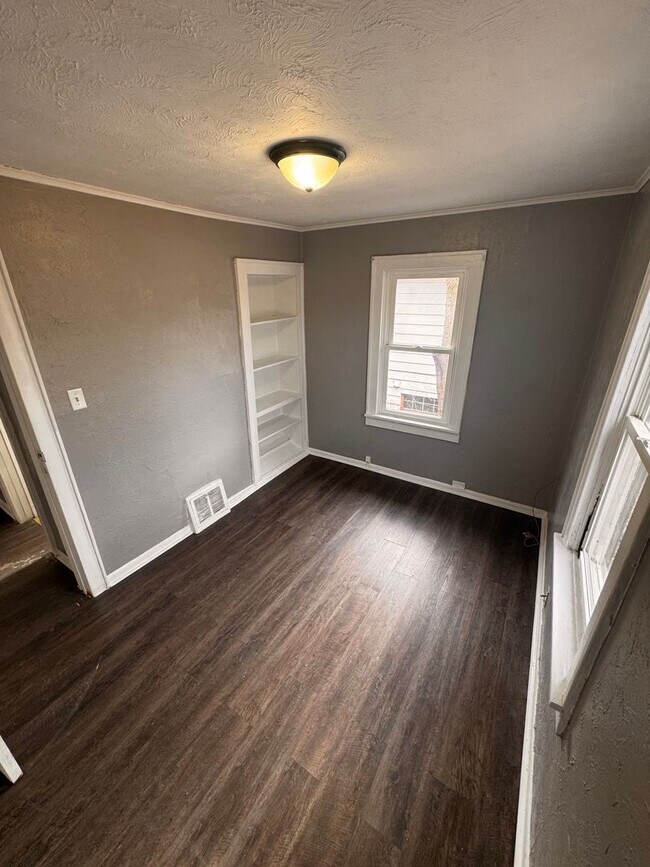 Building Photo - 2 Bedroom with Garage PENDING
