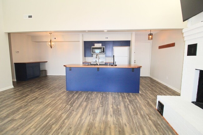 Building Photo - Top floor completely remodeled condo with open concept, vaulted ceilings and an electric fireplace!