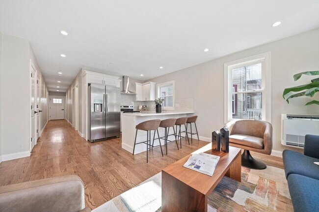 Building Photo - 52 Bellevue St