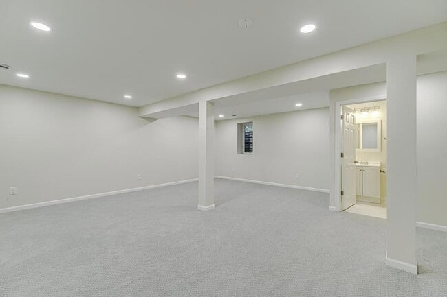 Building Photo - 835 Niagara Ln N