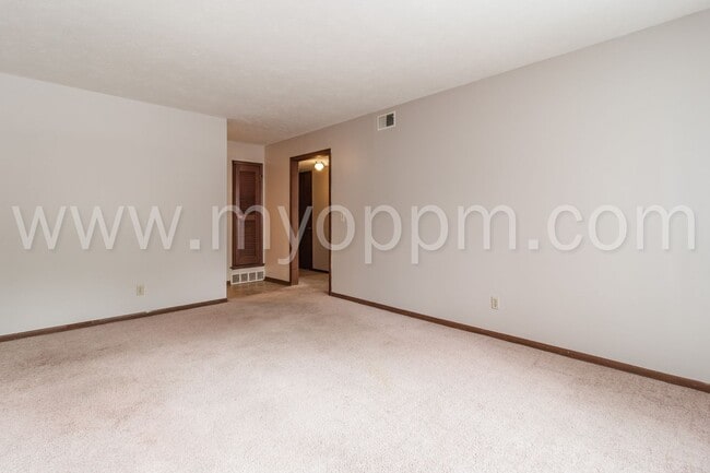 Interior Photo - ALANSCO 1016 N 47 Ave