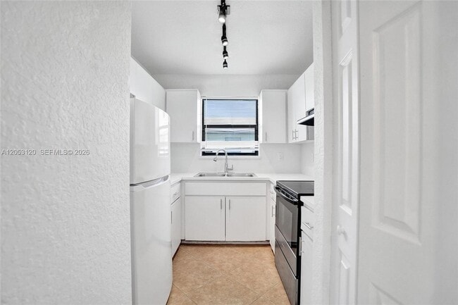Building Photo - 2120-2122 Thomas Street Unit 2122