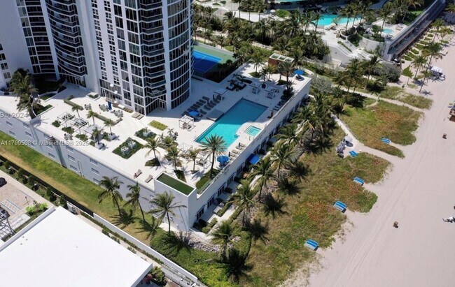 Building Photo - 18911 Collins Ave