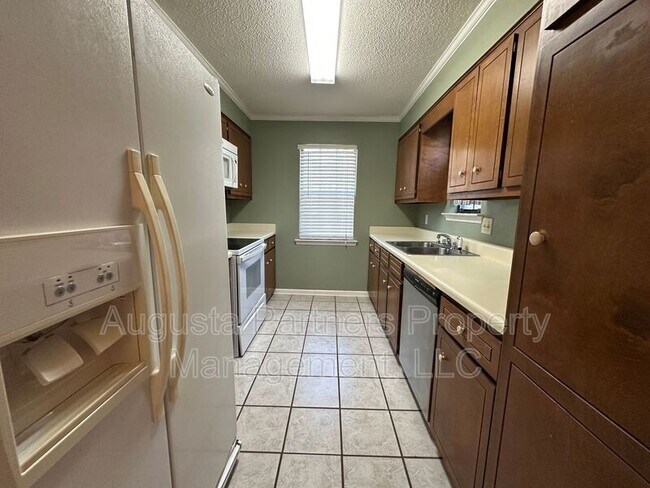 Building Photo - 2448 Riverlook Dr