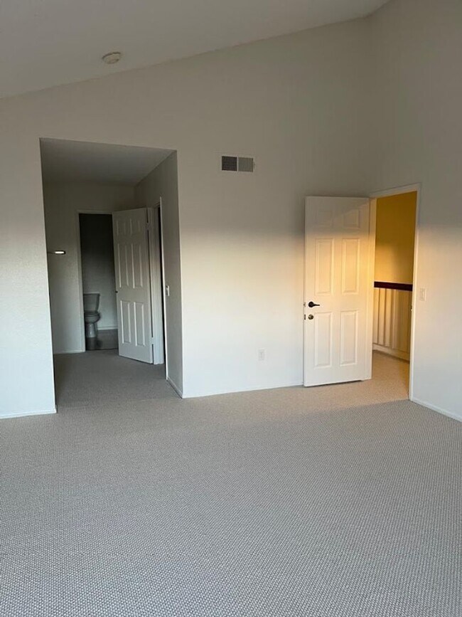 Building Photo - Furnished Tri-Level Townhome | 3BR/3BA | P...