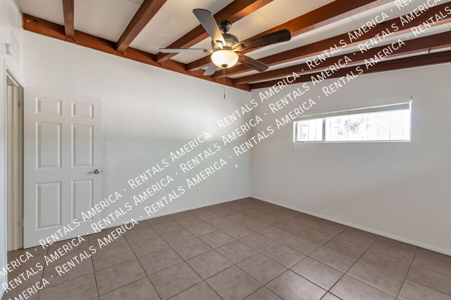 Building Photo - 5111 E Peach St
