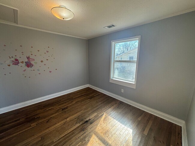 Building Photo - COMING SOON! SPACIOUS 2 BED HOUSE!