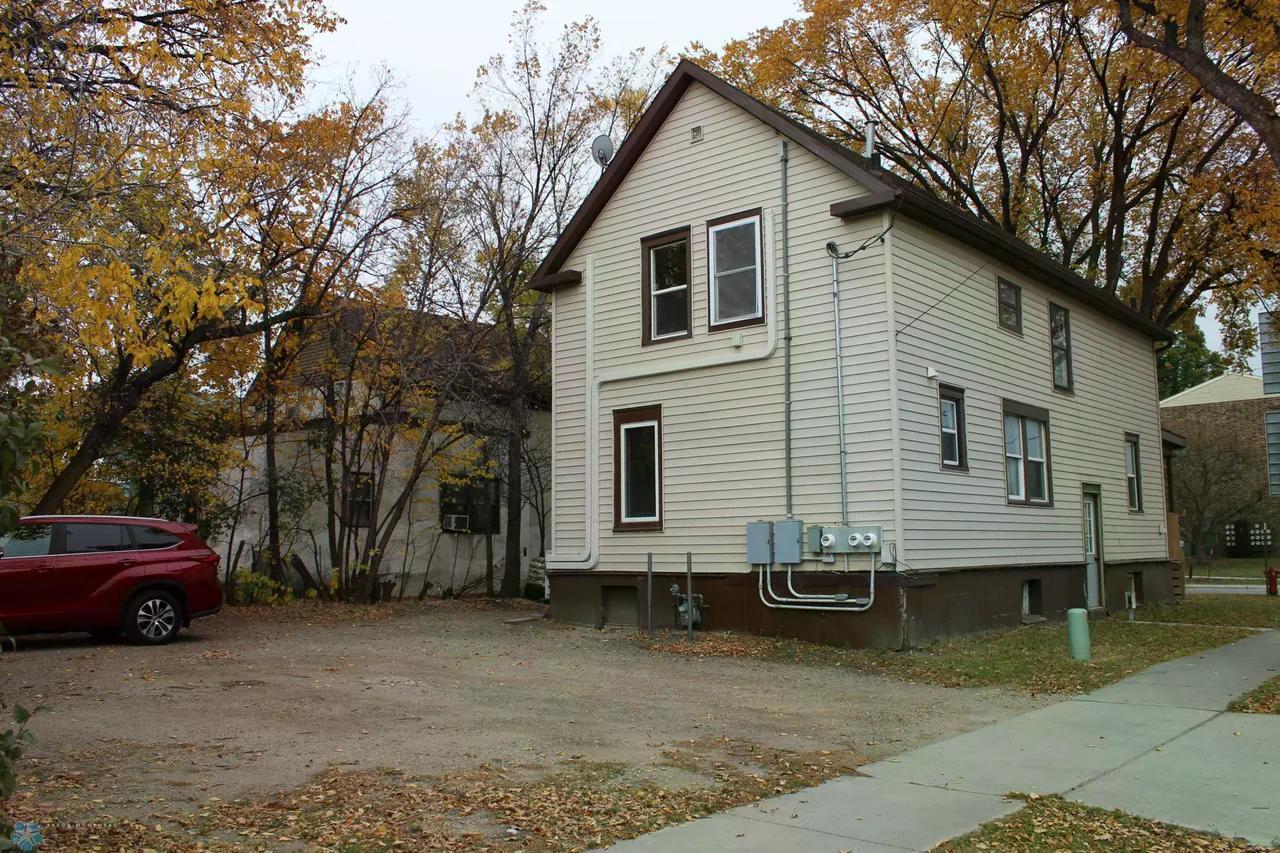 Building Photo - 921 6th Ave N