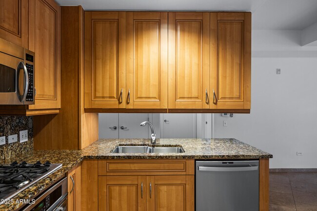 Building Photo - 7137 E Rancho Vista Dr