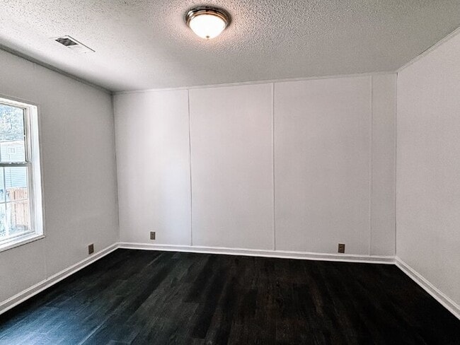 Building Photo - Spacious 4-Bed, 3-Bath Retreat on Greenhill Rd – 2000 Sq Ft of Charleston Charm!