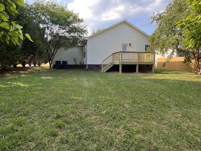 Building Photo - Great 3 Bed, 2 Bath Ranch home in Concord'...