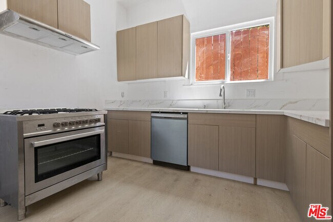 Building Photo - 934 S Mott St