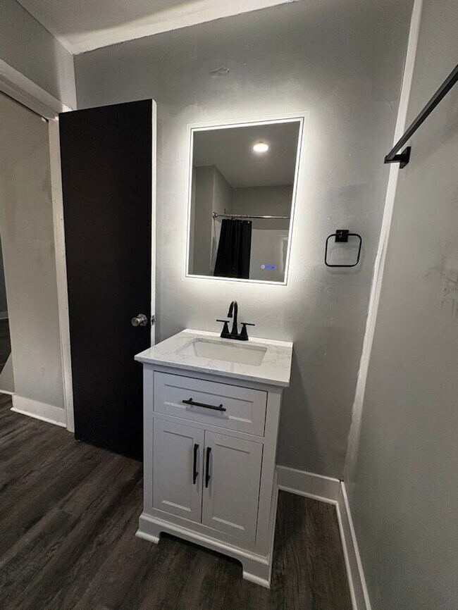 Building Photo - Three bedroom one bathroom apartment for rent