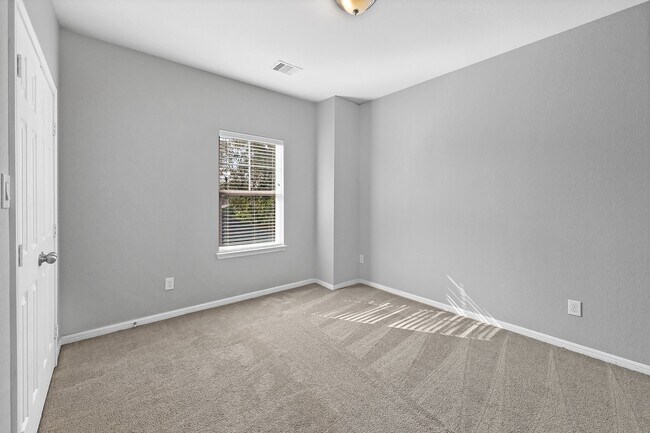 Building Photo - 974 Ellington St