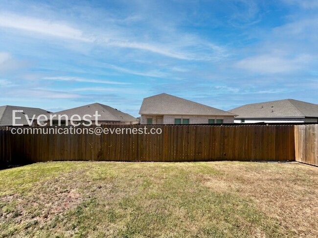 Building Photo - 4 Bed/2 Bath Home with Garage / Available Now!