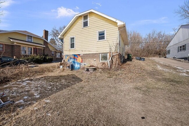 Building Photo - 2025 S Bluff Blvd