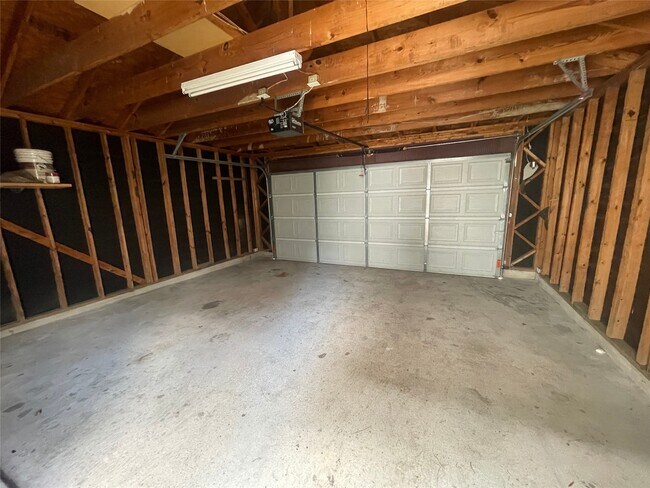 Building Photo - 20806 Settlers Lake Cir N
