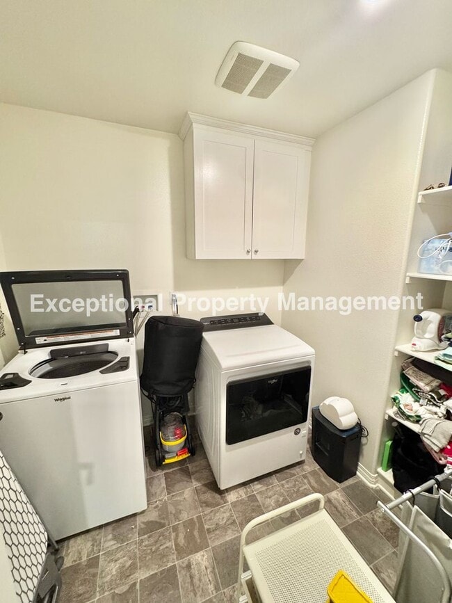 Building Photo - 13941 Blossom Way