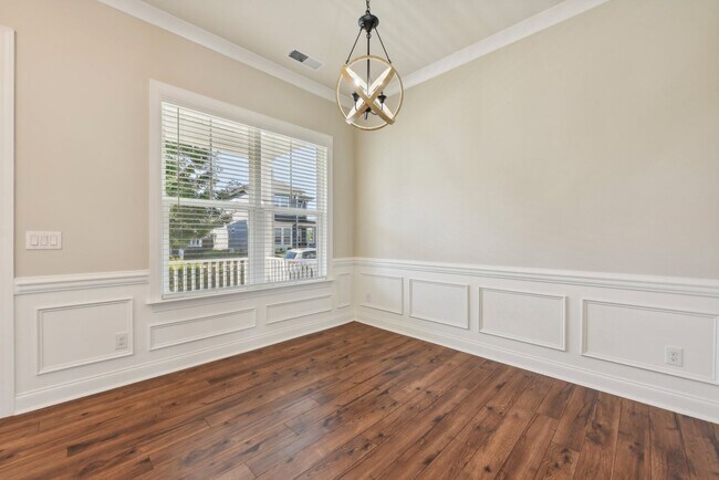 Building Photo - Nice 4 bedroom home with fenced yard