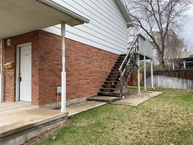 Building Photo - 2 Bedroom 2 Bath Townhome w/ large 2 car garage - Freshly remodeled - Available Now