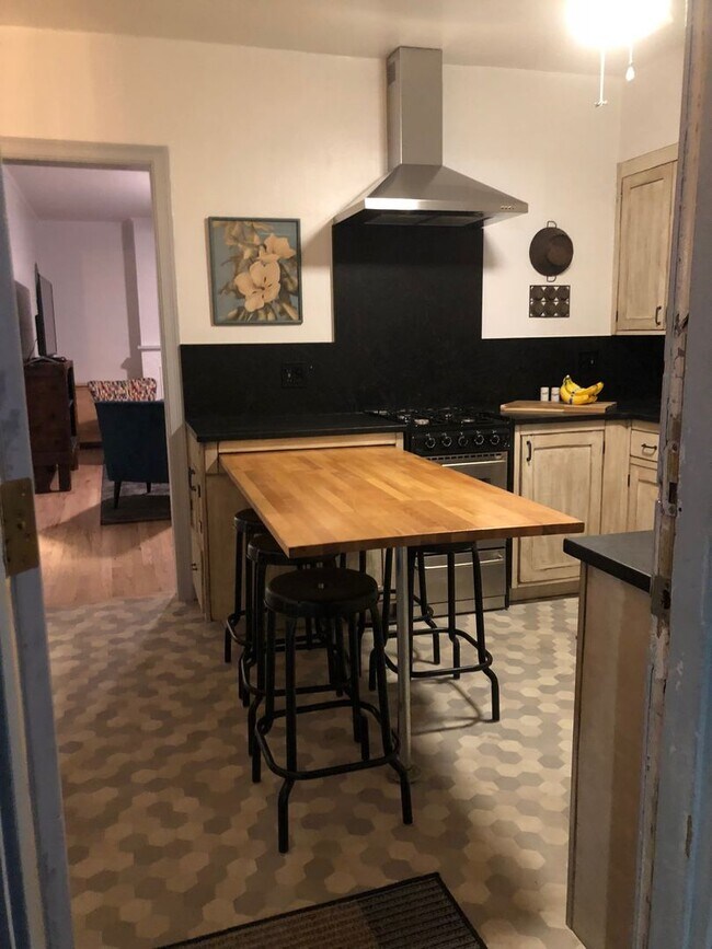 Building Photo - Grayye Duplex